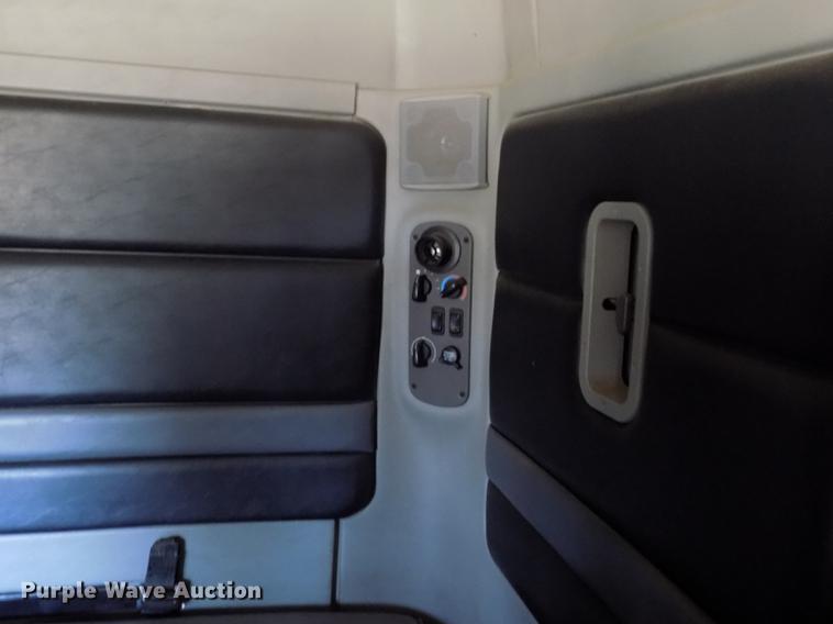 image for item DE1137 1998 Freightliner Century Class semi truck