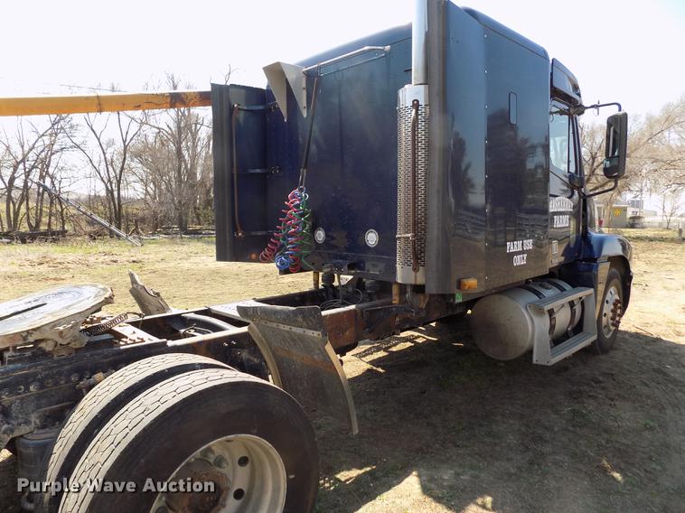 image for item DE1137 1998 Freightliner Century Class semi truck