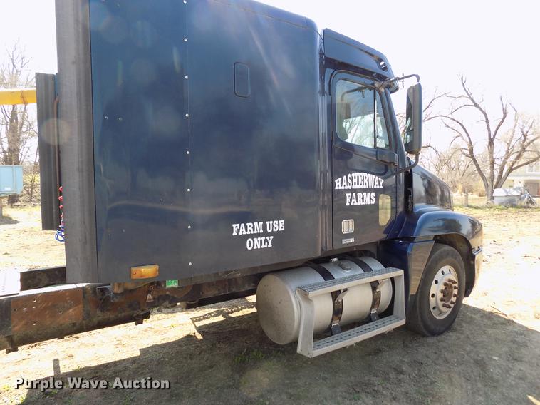 image for item DE1137 1998 Freightliner Century Class semi truck