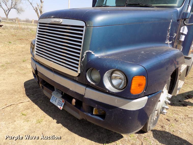 image for item DE1137 1998 Freightliner Century Class semi truck