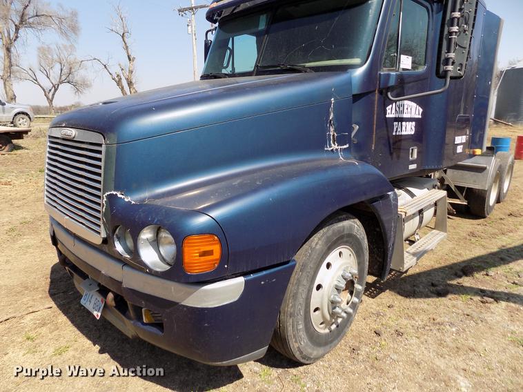 image for item DE1137 1998 Freightliner Century Class semi truck