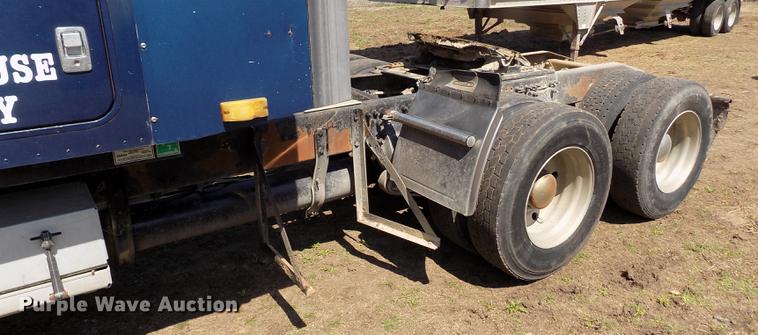 image for item DE1137 1998 Freightliner Century Class semi truck