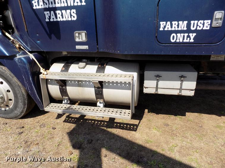 image for item DE1137 1998 Freightliner Century Class semi truck