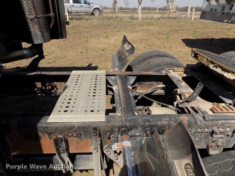 image for item DE1137 1998 Freightliner Century Class semi truck