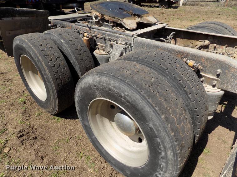 image for item DE1137 1998 Freightliner Century Class semi truck