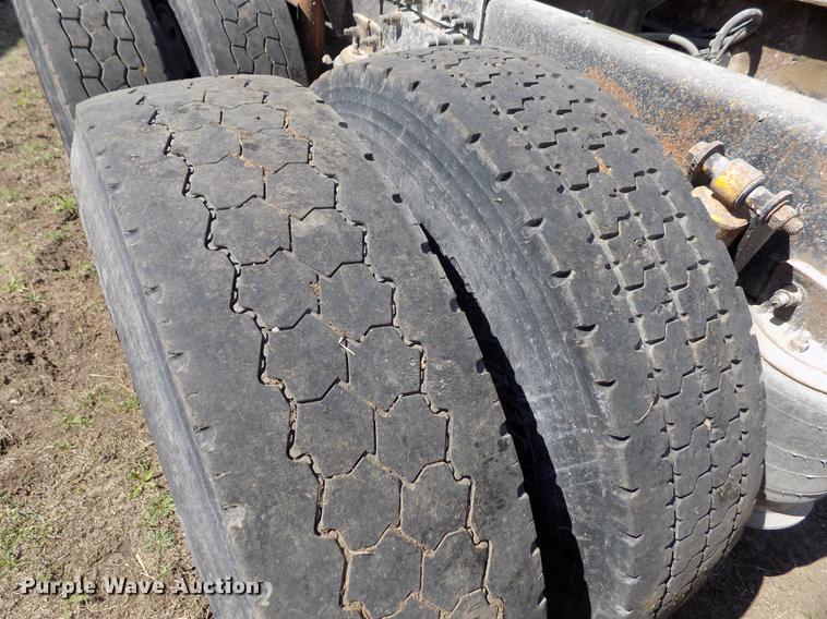 image for item DE1137 1998 Freightliner Century Class semi truck