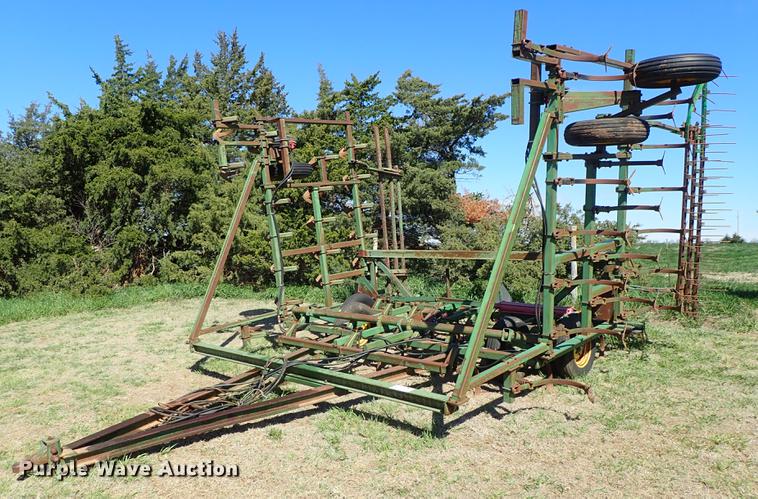 image for item DF1089 John Deere 1010 field cultivator