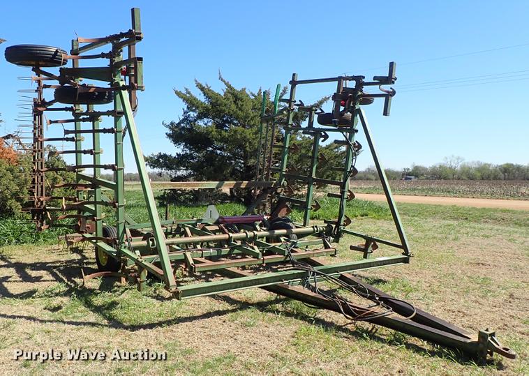 image for item DF1089 John Deere 1010 field cultivator