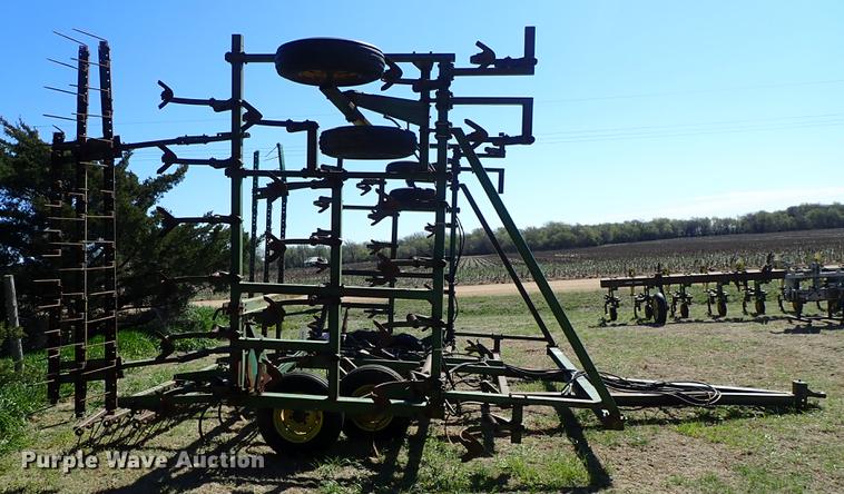 image for item DF1089 John Deere 1010 field cultivator