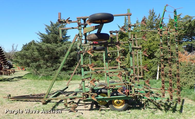 image for item DF1089 John Deere 1010 field cultivator