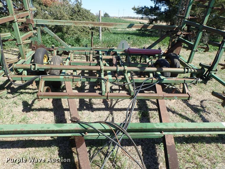 image for item DF1089 John Deere 1010 field cultivator