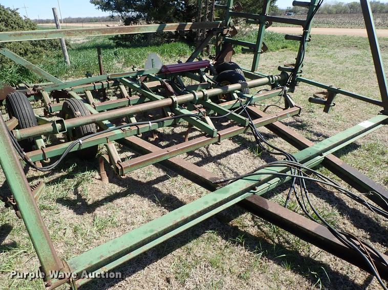 image for item DF1089 John Deere 1010 field cultivator