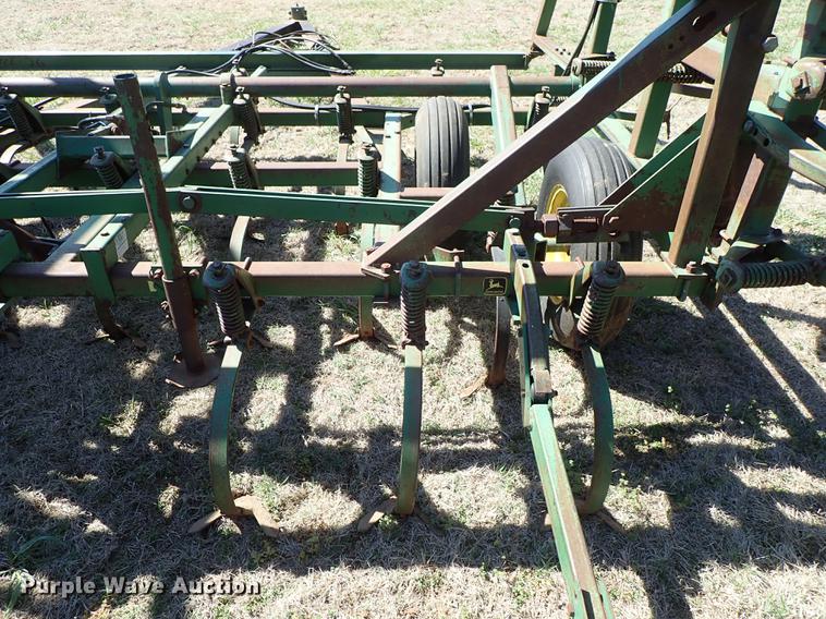 image for item DF1089 John Deere 1010 field cultivator