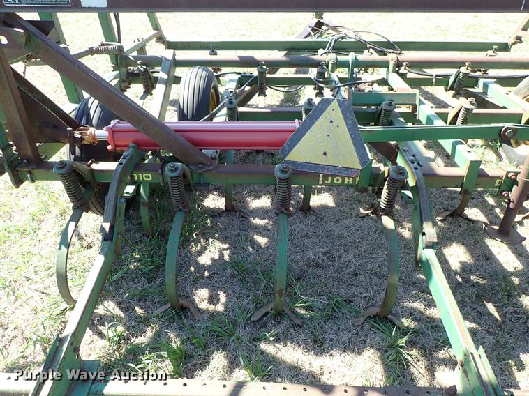 image for item DF1089 John Deere 1010 field cultivator