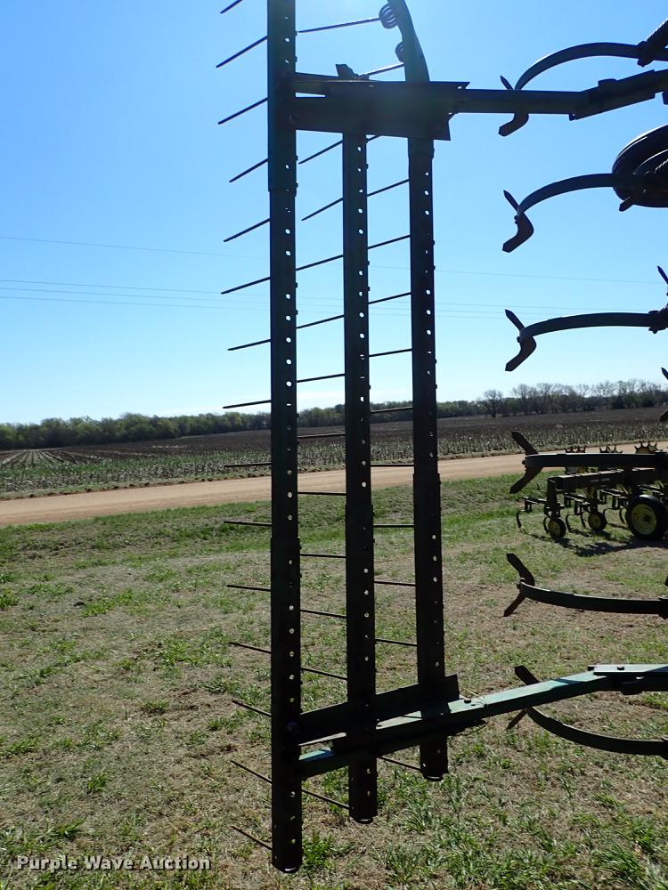 image for item DF1089 John Deere 1010 field cultivator