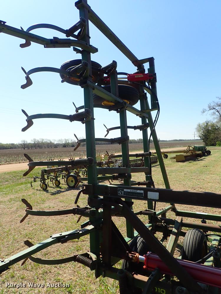 image for item DF1089 John Deere 1010 field cultivator