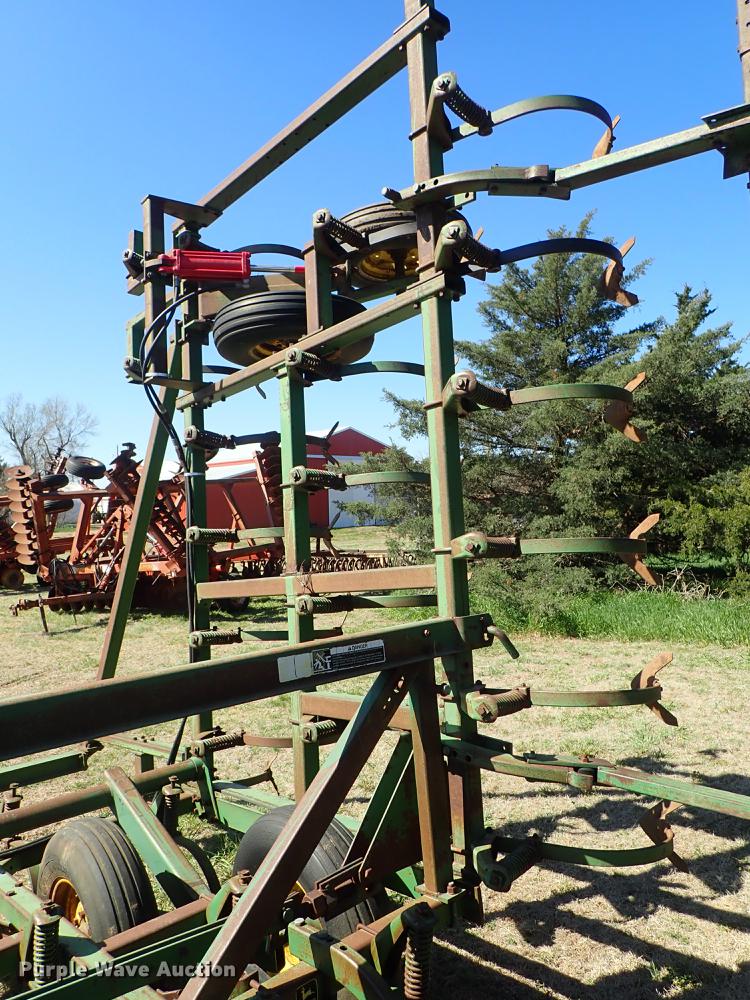 image for item DF1089 John Deere 1010 field cultivator