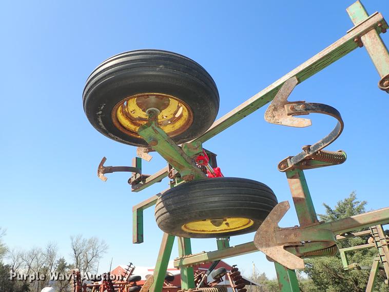 image for item DF1089 John Deere 1010 field cultivator