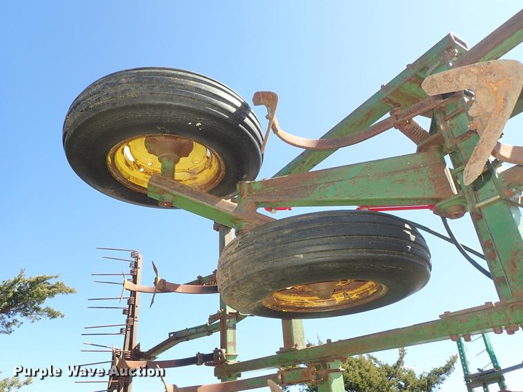image for item DF1089 John Deere 1010 field cultivator