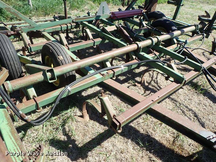 image for item DF1089 John Deere 1010 field cultivator