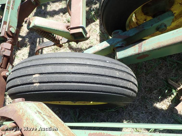 image for item DF1089 John Deere 1010 field cultivator