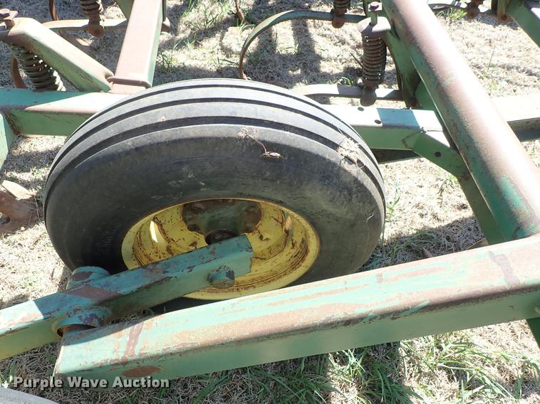 image for item DF1089 John Deere 1010 field cultivator