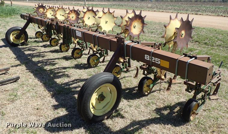 image for item DF1090 John Deere 825 cultivator