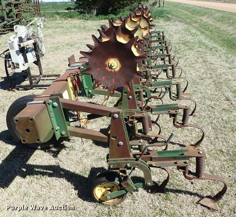 image for item DF1090 John Deere 825 cultivator