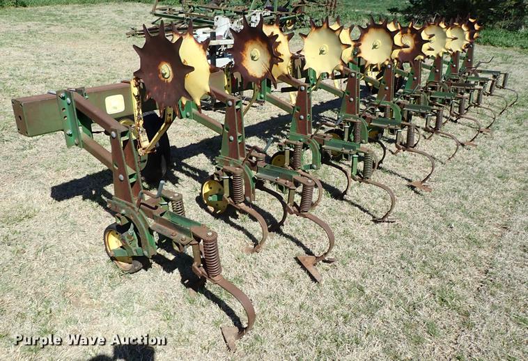 image for item DF1090 John Deere 825 cultivator