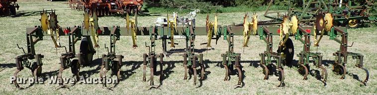 image for item DF1090 John Deere 825 cultivator