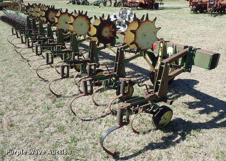 image for item DF1090 John Deere 825 cultivator