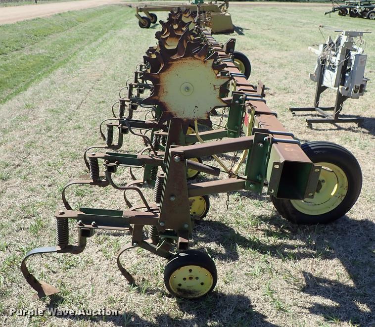 image for item DF1090 John Deere 825 cultivator