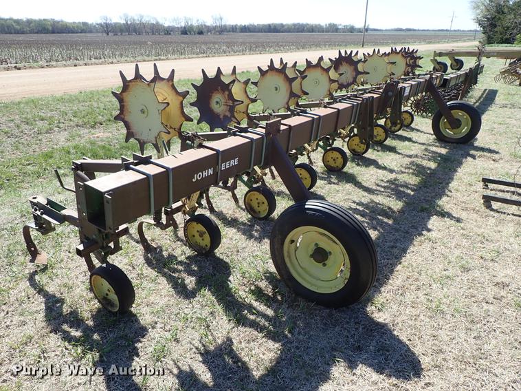 image for item DF1090 John Deere 825 cultivator