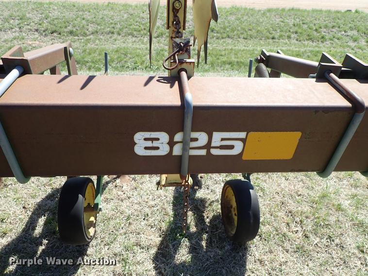 image for item DF1090 John Deere 825 cultivator
