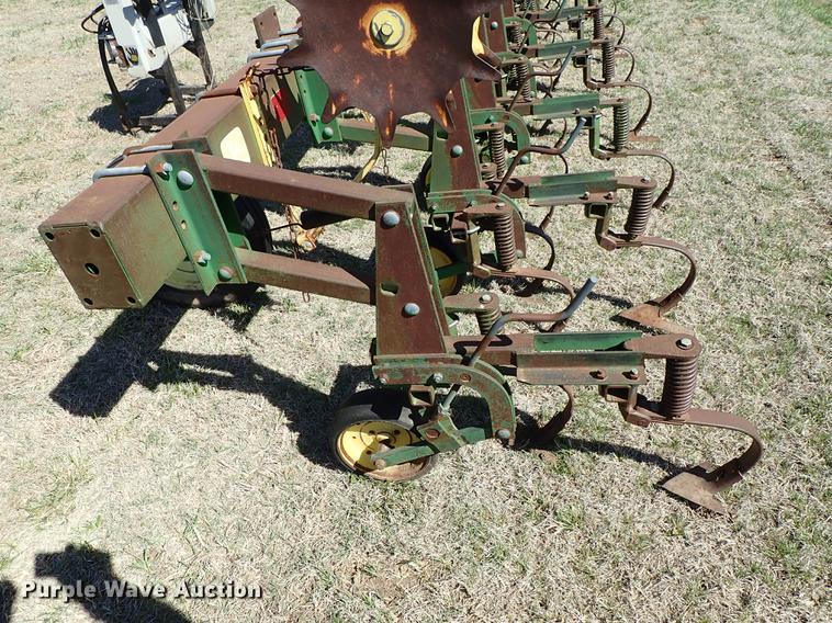 image for item DF1090 John Deere 825 cultivator