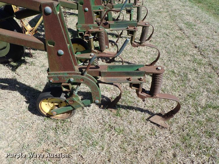 image for item DF1090 John Deere 825 cultivator