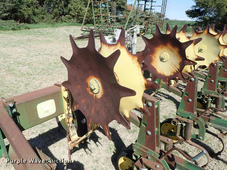 image for item DF1090 John Deere 825 cultivator