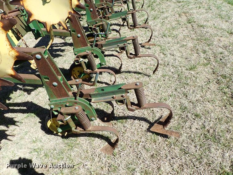 image for item DF1090 John Deere 825 cultivator