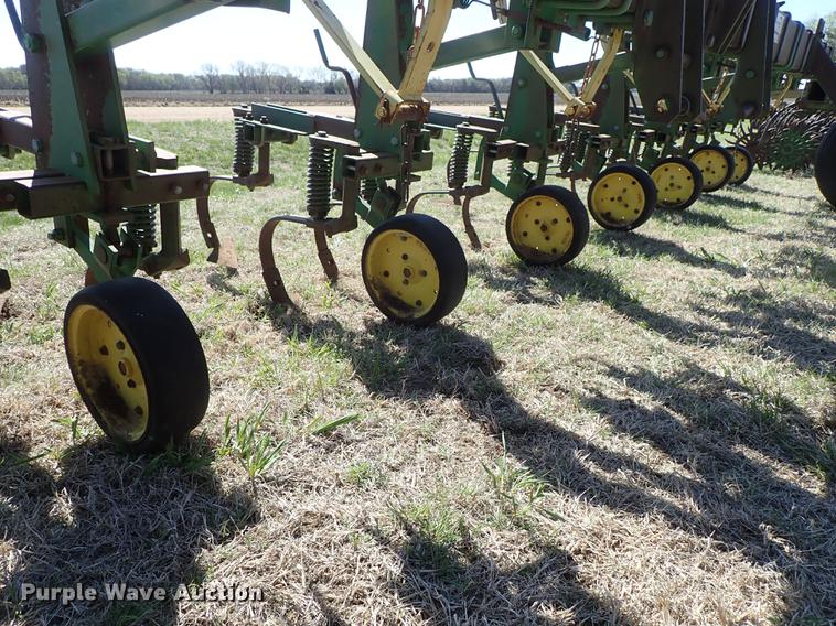 image for item DF1090 John Deere 825 cultivator