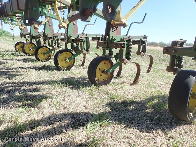 image for item DF1090 John Deere 825 cultivator