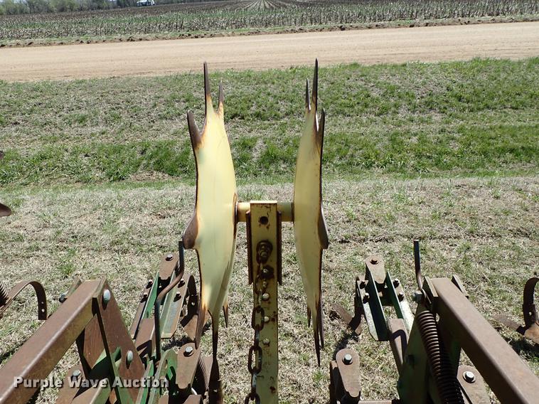 image for item DF1090 John Deere 825 cultivator