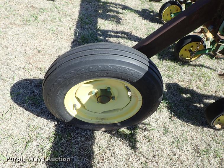 image for item DF1090 John Deere 825 cultivator