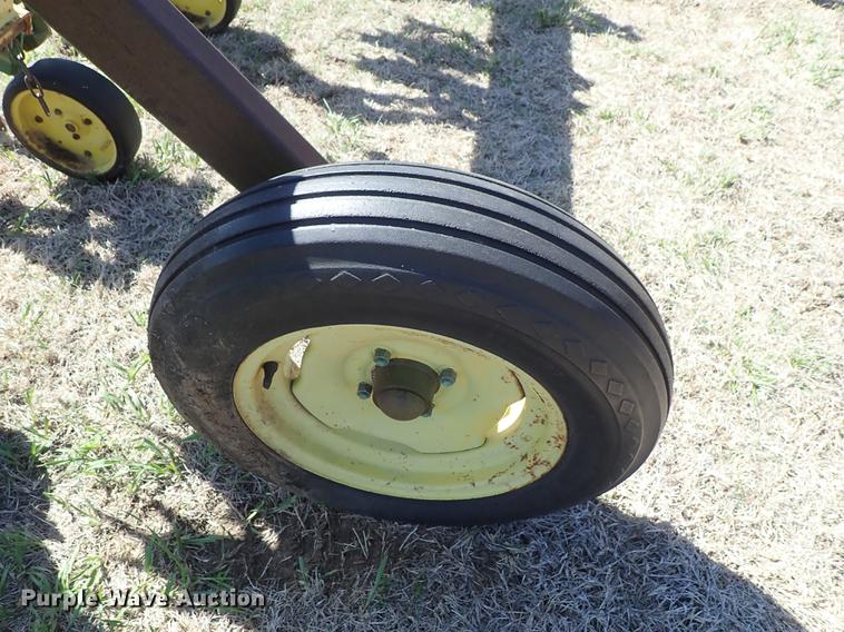 image for item DF1090 John Deere 825 cultivator