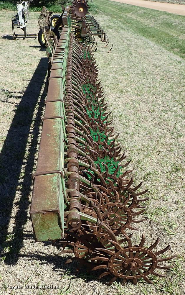 image for item DF1092 John Deere 400 rotary hoe