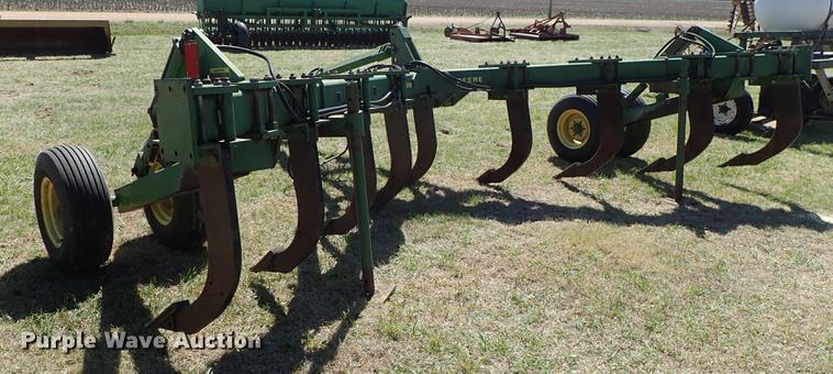 image for item DF1096 John Deere 915 ripper
