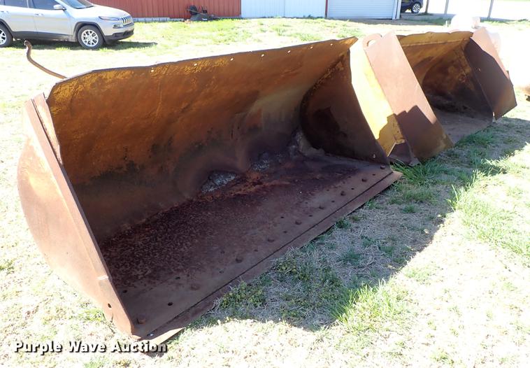 image for item DF1121 (2) loader buckets