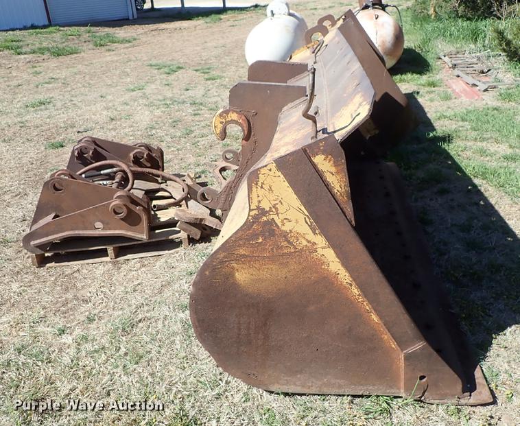 image for item DF1121 (2) loader buckets