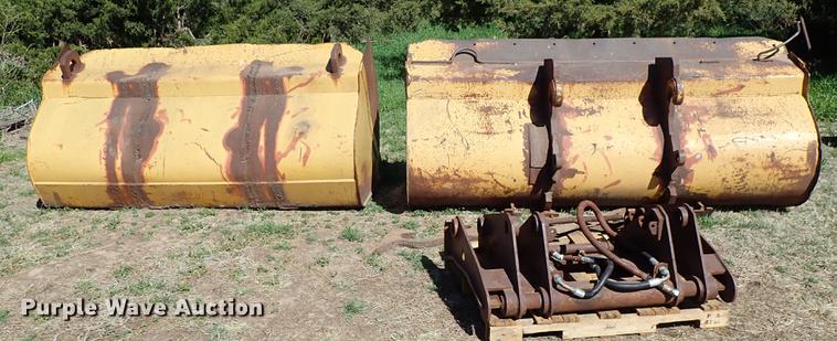 image for item DF1121 (2) loader buckets