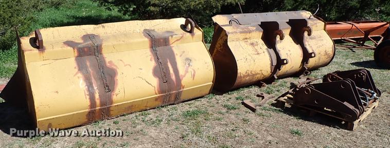 image for item DF1121 (2) loader buckets