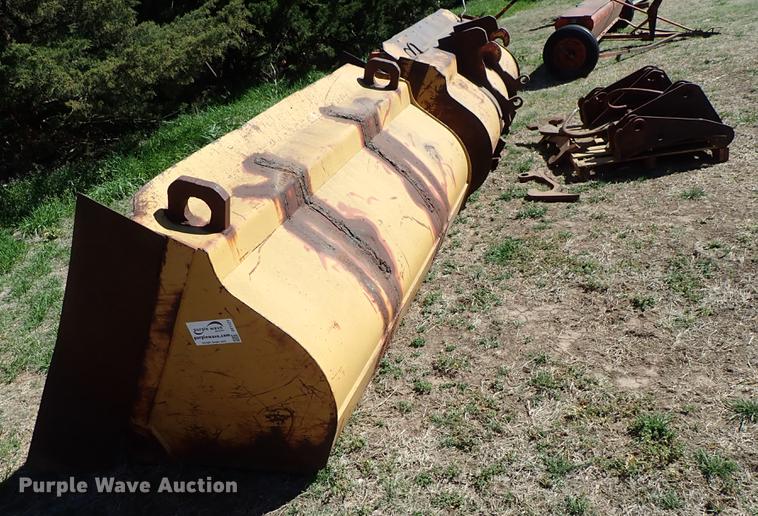 image for item DF1121 (2) loader buckets